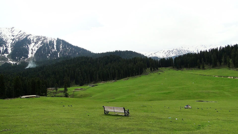 High ridges beyond the grazing meadows in Doodhpathri.
